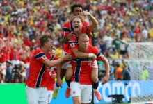 Jogadores da Noruega comemoram gol contra o Brasil.