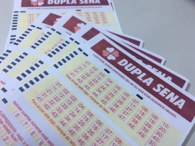 Bilhete de aposta da Dupla Sena sobre uma mesa.