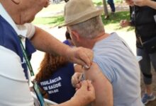 Profissional de saúde aplica vacina em paciente em Goiás.