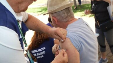 Profissional de saúde aplica vacina em paciente em Goiás.