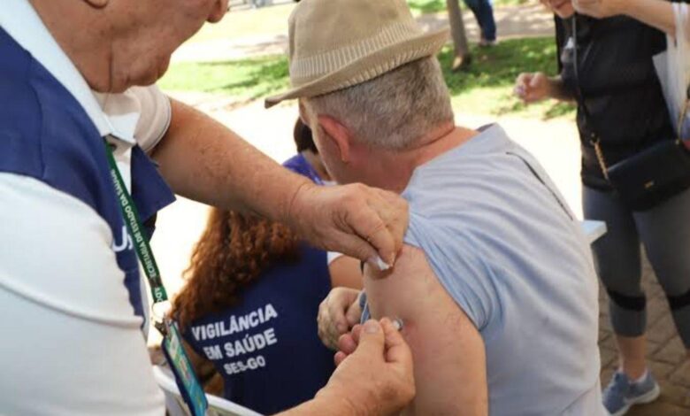 Profissional de saúde aplica vacina em paciente em Goiás.