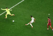 Jogadores da Espanha celebram gol contra Portugal na Copa do Mundo.