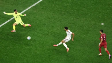 Jogadores da Espanha celebram gol contra Portugal na Copa do Mundo.