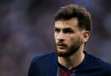Jogador Khvicha Kvaratskhelia em campo pelo PSG.