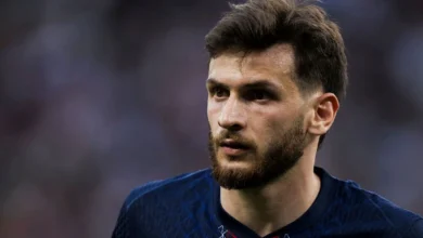 Jogador Khvicha Kvaratskhelia em campo pelo PSG.