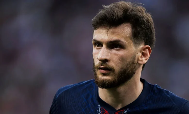 Jogador Khvicha Kvaratskhelia em campo pelo PSG.