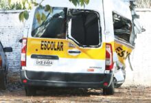 Imagem do local do acidente na GO-518 com van envolvida na colisão.