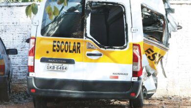 Imagem do local do acidente na GO-518 com van envolvida na colisão.