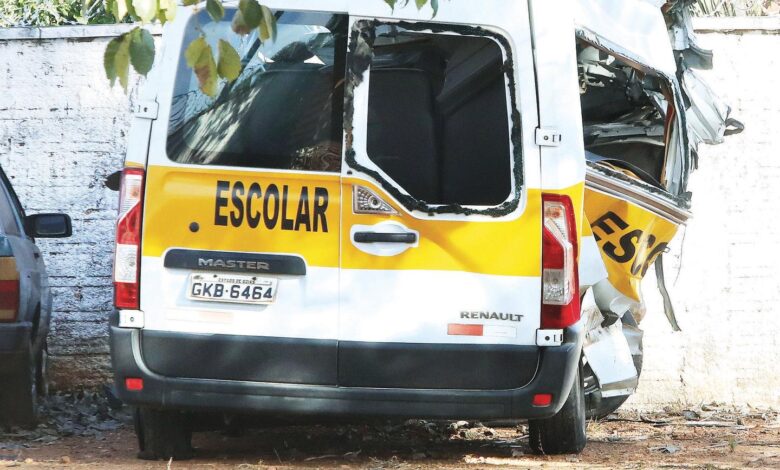 Imagem do local do acidente na GO-518 com van envolvida na colisão.