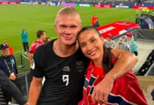 Erling Haaland e Isabel Haugseng Johansen sorrindo juntos em um evento.