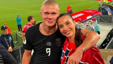 Erling Haaland e Isabel Haugseng Johansen sorrindo juntos em um evento.
