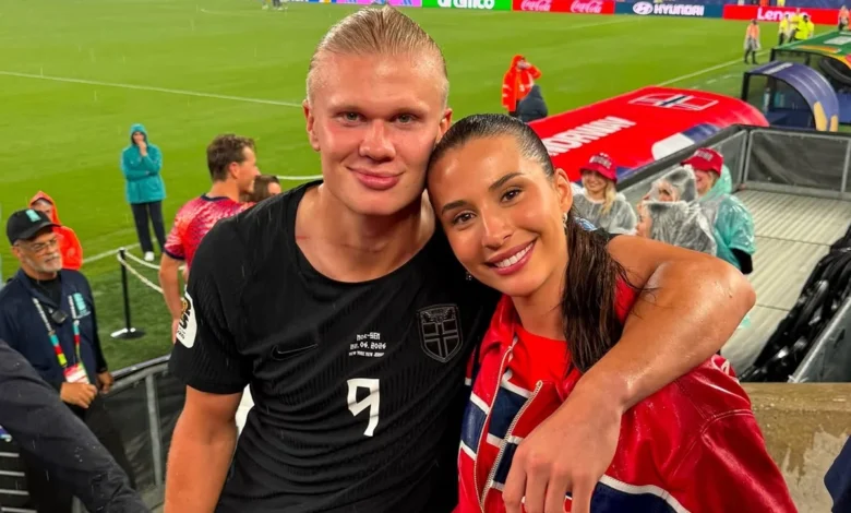 Erling Haaland e Isabel Haugseng Johansen sorrindo juntos em um evento.