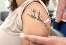 Profissional de saúde prepara vacina contra o HPV em Goiânia.