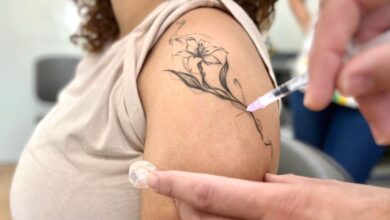 Profissional de saúde prepara vacina contra o HPV em Goiânia.