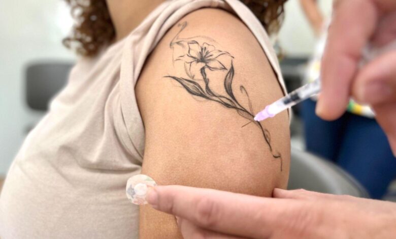 Profissional de saúde prepara vacina contra o HPV em Goiânia.