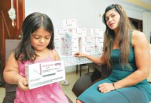 Criança sendo examinada por médico em consultório.