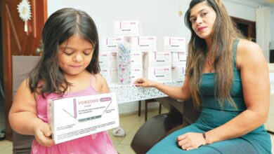 Criança sendo examinada por médico em consultório.