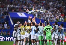 Jogadores da seleção argentina celebrando em campo após vitória.