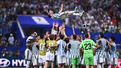 Jogadores da seleção argentina celebrando em campo após vitória.