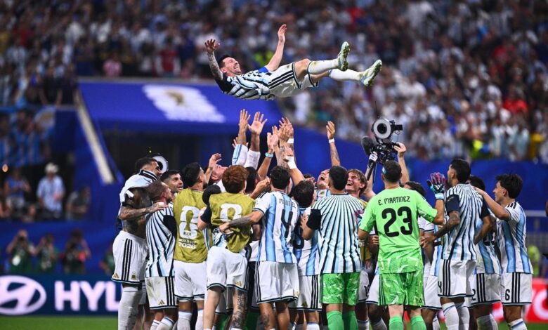 Jogadores da seleção argentina celebrando em campo após vitória.