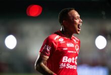 Janderson, jogador do Vila Nova, em ação durante jogo.