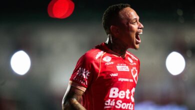 Janderson, jogador do Vila Nova, em ação durante jogo.