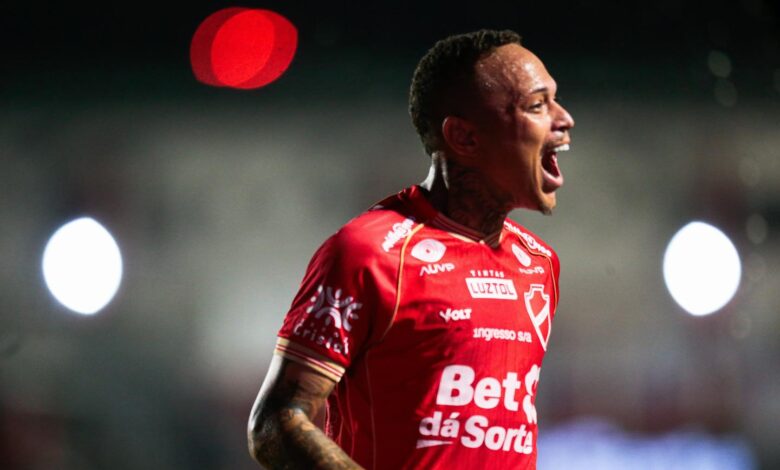 Janderson, jogador do Vila Nova, em ação durante jogo.