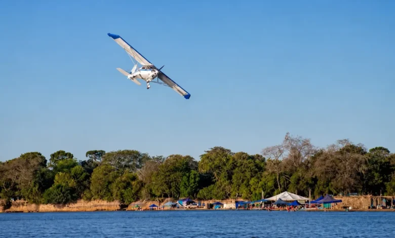 Turistas desfrutando das praias de água doce no Rio Araguaia, Goiás.