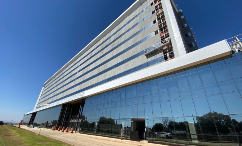 Projeção do novo Hospital de Urgências de Goiânia com investimento de R$ 500 milhões.