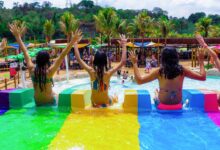 Crianças brincando em parque aquático.