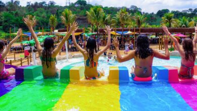 Crianças brincando em parque aquático.