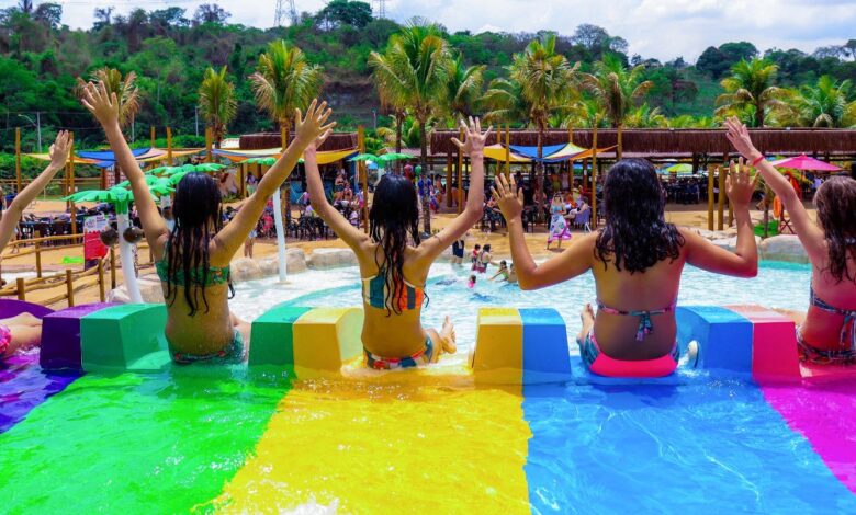 Crianças brincando em parque aquático.