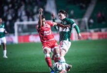 Jogadores do Vila Nova em ação contra o Juventude em partida da Série B.