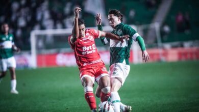 Jogadores do Vila Nova em ação contra o Juventude em partida da Série B.