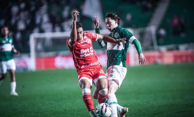 Jogadores do Vila Nova em ação contra o Juventude em partida da Série B.