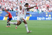 Seleção da Inglaterra celebra vitória em campo na Copa do Mundo.