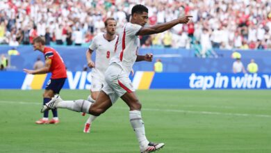 Seleção da Inglaterra celebra vitória em campo na Copa do Mundo.