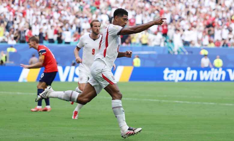Seleção da Inglaterra celebra vitória em campo na Copa do Mundo.