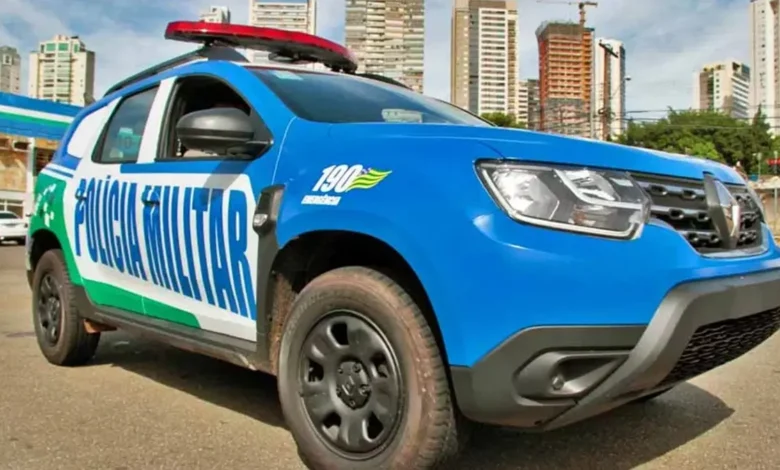 Viatura da Polícia Militar de Goiás em operação na cidade.