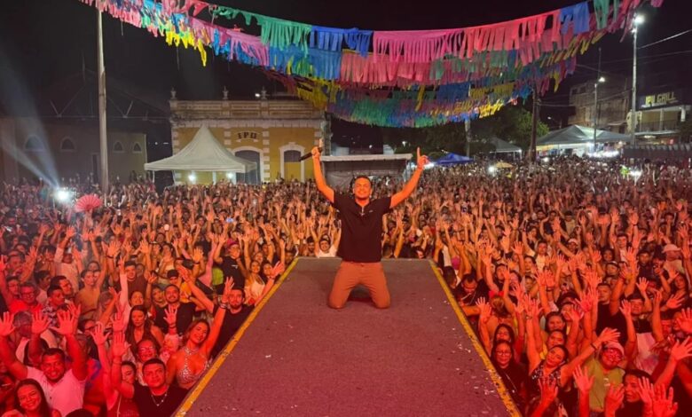 Cantor Vittim se apresentando em palco no interior do Ceará.