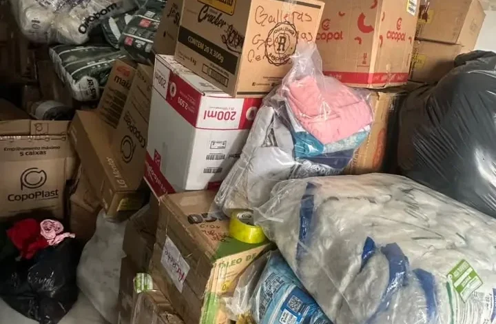 Doações de mantimentos e itens de necessidade básica organizados para envio à Venezuela.