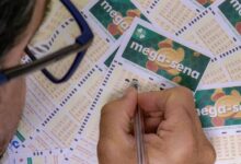 Bilhetes de aposta da Mega-Sena sobre uma mesa.