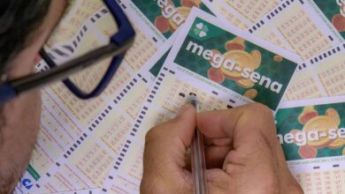 Bilhetes de aposta da Mega-Sena sobre uma mesa.