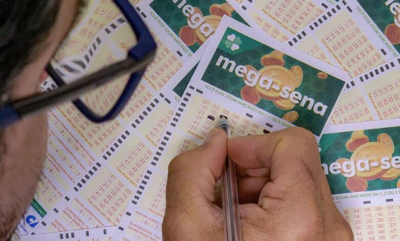 Bilhetes de aposta da Mega-Sena sobre uma mesa.