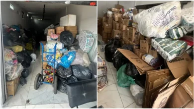 Carlos Coraspe, empresário venezuelano em Goiânia, em frente a doações arrecadadas.