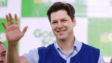 Daniel Vilela discursando em evento político.