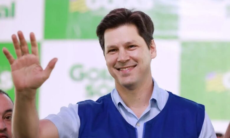Daniel Vilela discursando em evento político.