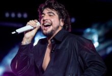 Cantor Nattan se apresentando em show ao vivo.