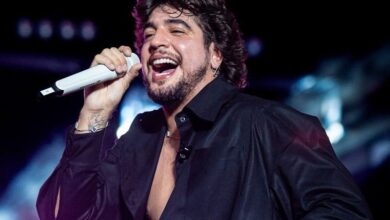 Cantor Nattan se apresentando em show ao vivo.