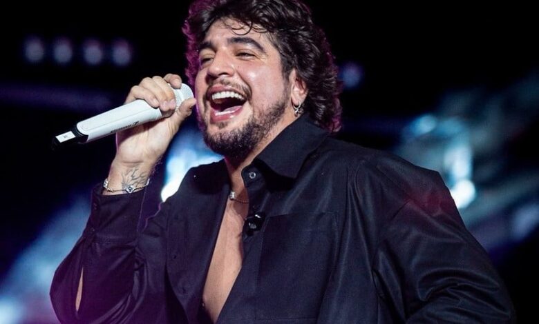 Cantor Nattan se apresentando em show ao vivo.